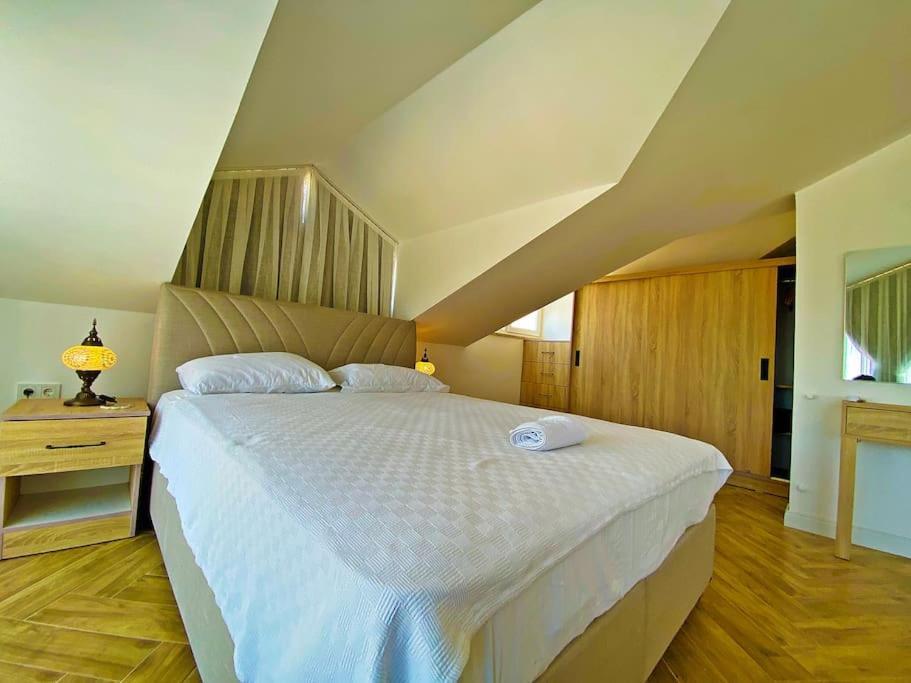 Вилла Paris A Villa, Oezel Havuzlu, *