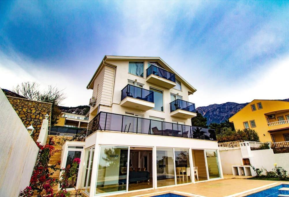 Paris A Villa, Oezel Havuzlu, Фетхие