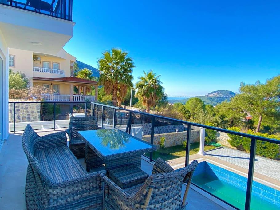 Paris A Villa, Oezel Havuzlu, Villa *