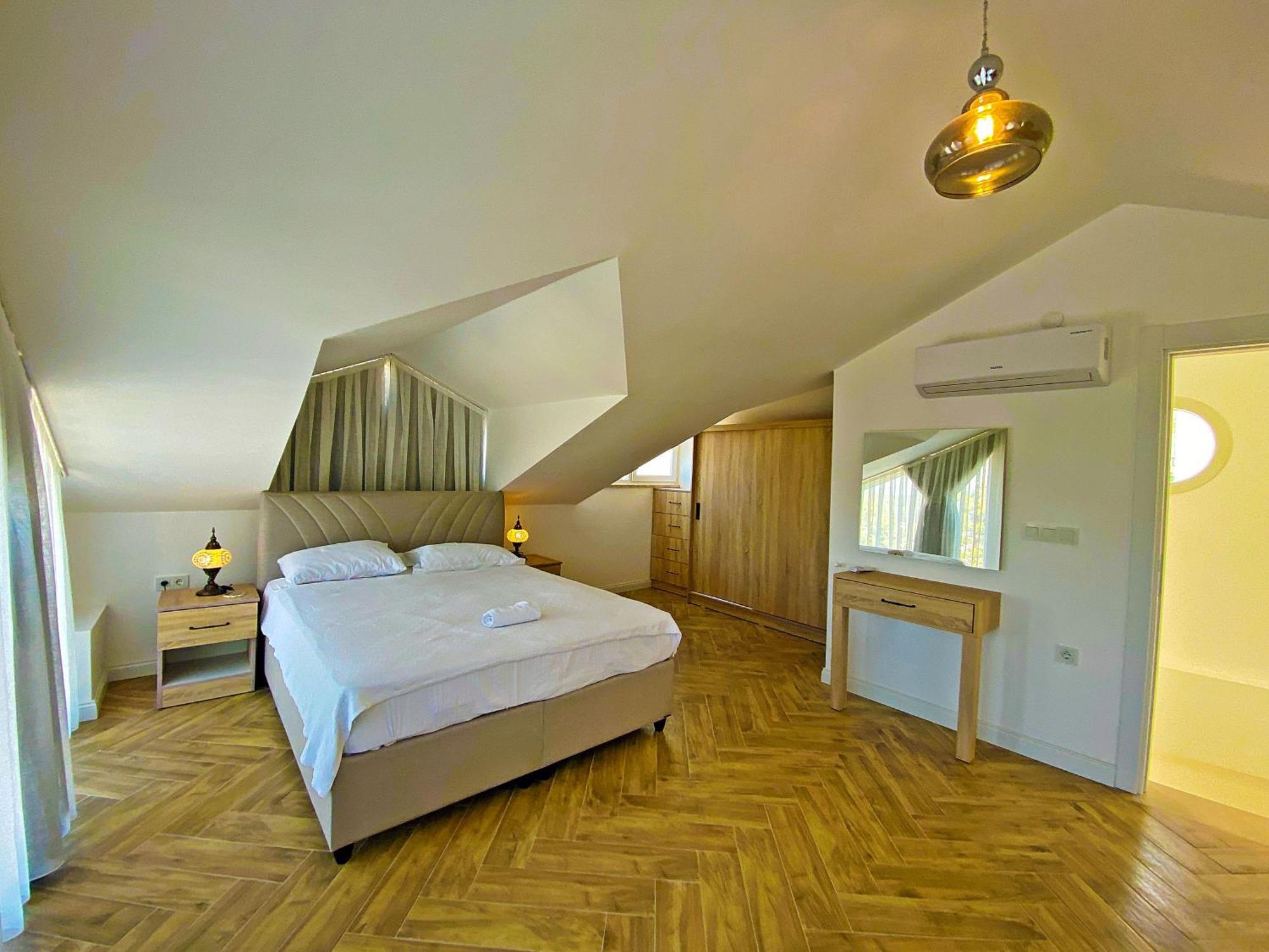 Paris A Villa, Oezel Havuzlu, *