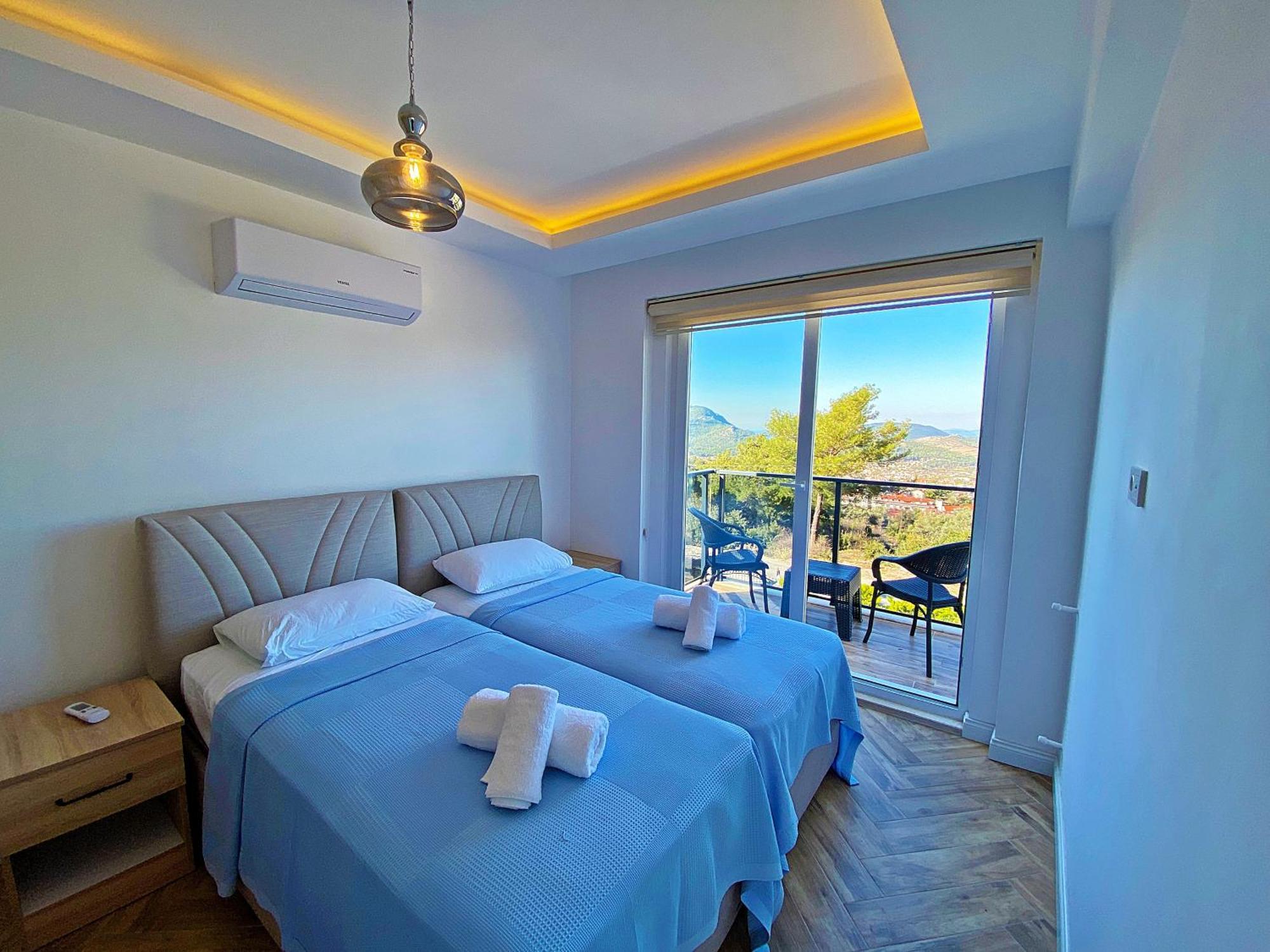 Paris A Villa, Oezel Havuzlu,