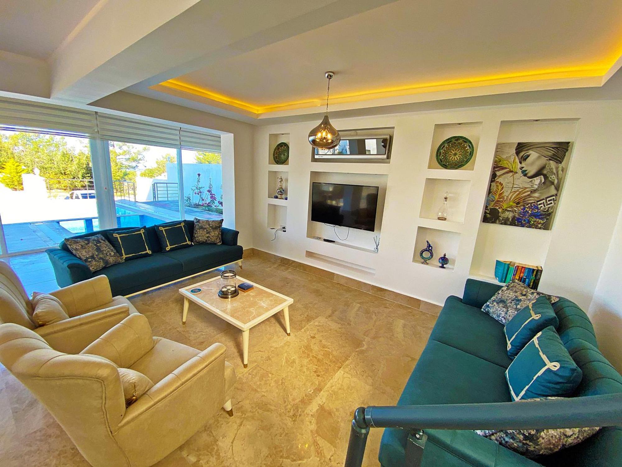 Paris A Villa, Oezel Havuzlu,