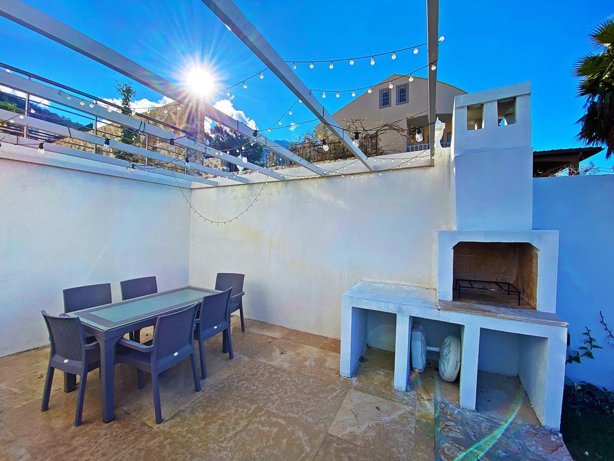 Paris A Villa, Oezel Havuzlu, *
