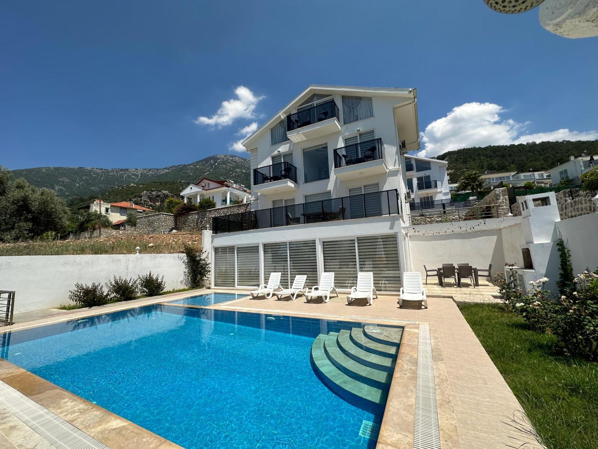 Paris A Villa, Oezel Havuzlu, * Фетхие