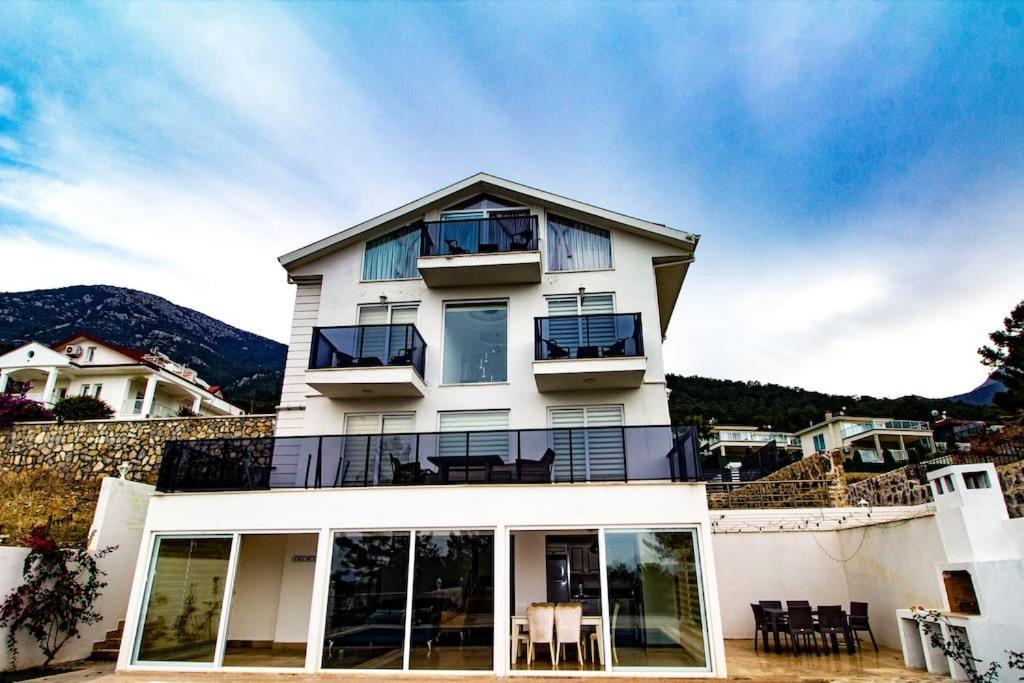 Paris A Villa, Oezel Havuzlu, Vilă
