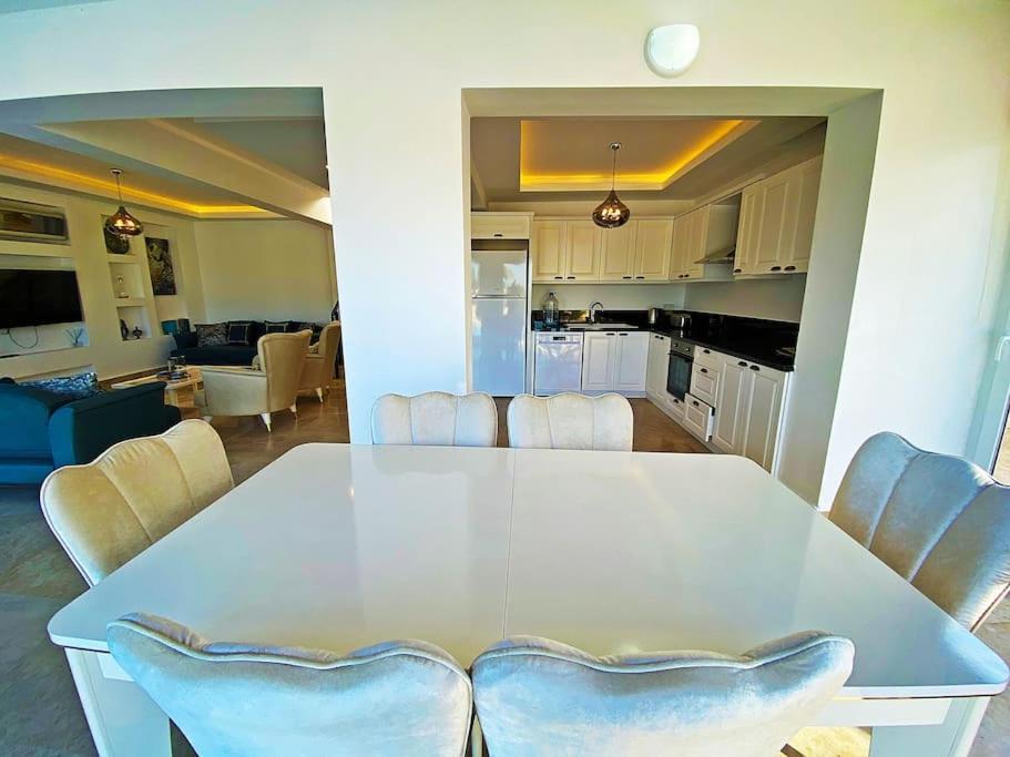Paris A Villa, Oezel Havuzlu, Vilă